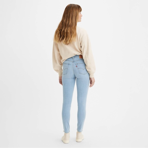 Levi's Denim - Size 30 Levi’s 721 high rise skinny jeans in EUC. Lovely light wash👖 👠